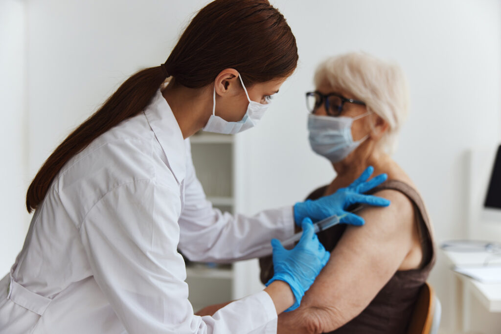 Se vacciner contre la coqueluche pour protéger ses petits-enfants